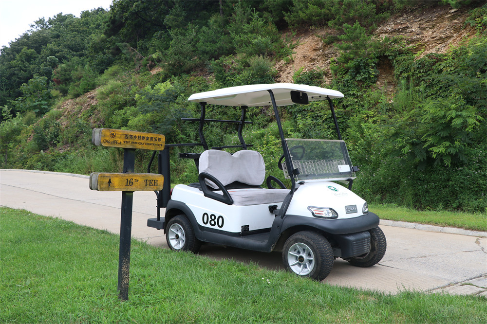 大連西郊高爾夫球場白色電動高爾夫球車 大連西郊高爾夫球場白色電動高爾夫球車